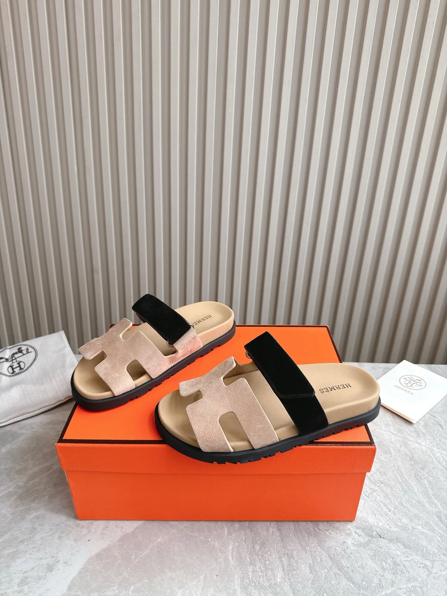p480🐮🐮Couple model (top version) H family 2024 spring and summer new style HERMES Hermes' recently popular couple model pig nose angle sandals and slippers, paired with various colorful socks, popular. Upper: imported original deerskin (the genuine leather edging is not ordinary super migration). Lining: imported genuine leather. Outsole: Tpu non-slip and wear-resistant outsole. Size: Female 35-42 (40/42 non-returnable and non-exchangeable) Male size: 39-45 (45 non-refundable and non-exchangeable)